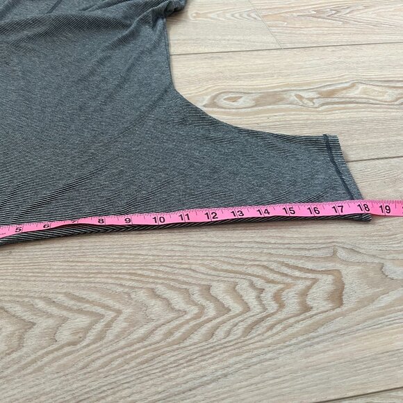 🪷Tahari V-Neck Batwing 3/4 Sleeve Tee - Size M black and cream🪷 - Picture 8 of 12